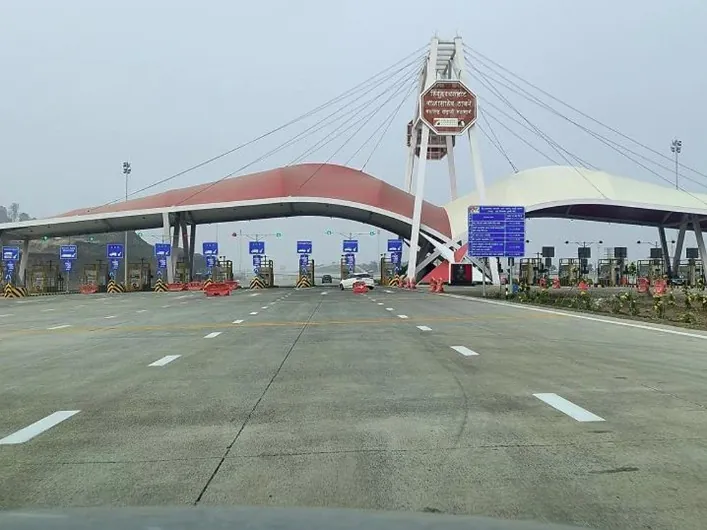 Samruddhi Mahamarg toll plaza with cable-stayed entry arch (photo of the expressway; Pavaki's scope was protection works)